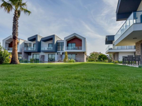 Elegant 2-BR Apt with Pool and Sea Access G-4 55